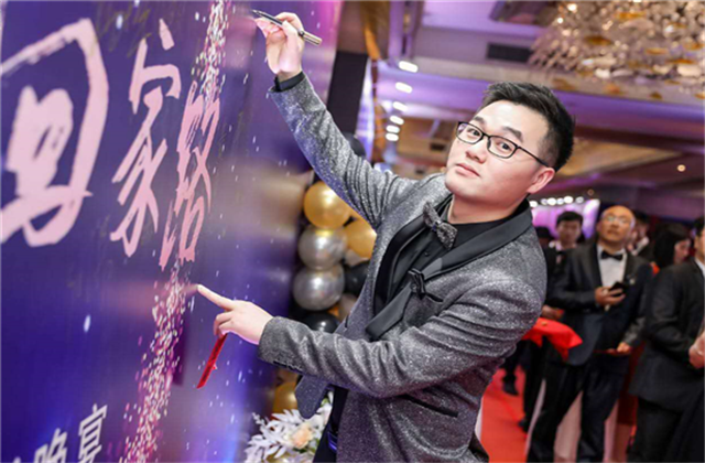 【高光“疫”事】勇敢逆行的特殊“网约车”——一飞冲天300倍游戏90后，用信念打通生命运输线