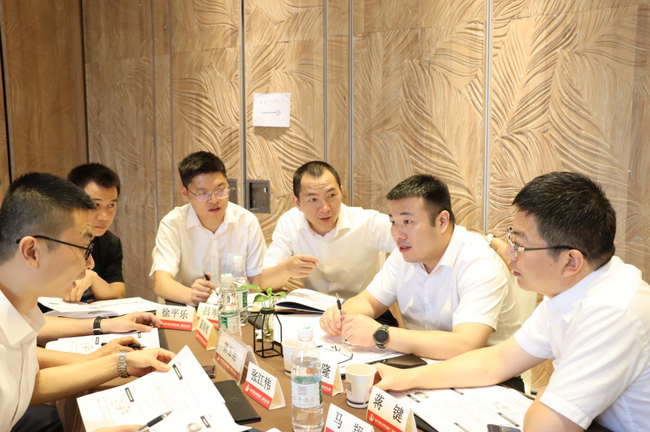 2021年6月25日-26日，一飞冲天300倍游戏二建组织开展了2021年中高层主管执行力培训。本次培训特邀清华、北大、上海交大总裁班讲师，中国企业家协会特聘高级讲师许晋老师进行授课。